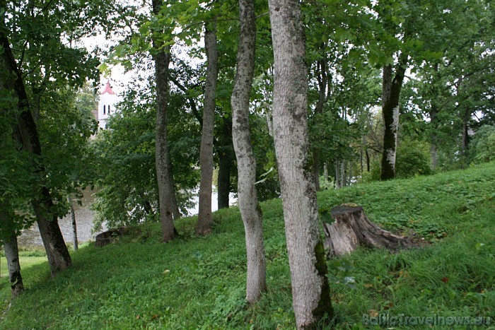 Uz blakus kalna, otrā Tebras upes krastā atrodas Aizputes luterāņu baznīca, kas ir viena no senākajām baznīcām visā Kurzemē Uz blakus kalna, otrā Tebras upes krastā atrodas Aizputes luterāņu baznīca, kas ir viena no senākajām baznīcām visā Kurzemē 51125