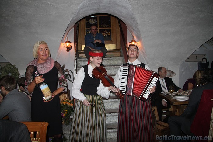 Arī jubilejas pasākums zivju restorānā ieturēts tradicionālā stilā - ar gadu un sātīgu maltīti un krietnu latviešu un latgaliešu mūziku Arī jubilejas pasākums zivju restorānā ieturēts tradicionālā stilā - ar gadu un sātīgu maltīti un krietnu latviešu un latgaliešu mūziku 51220