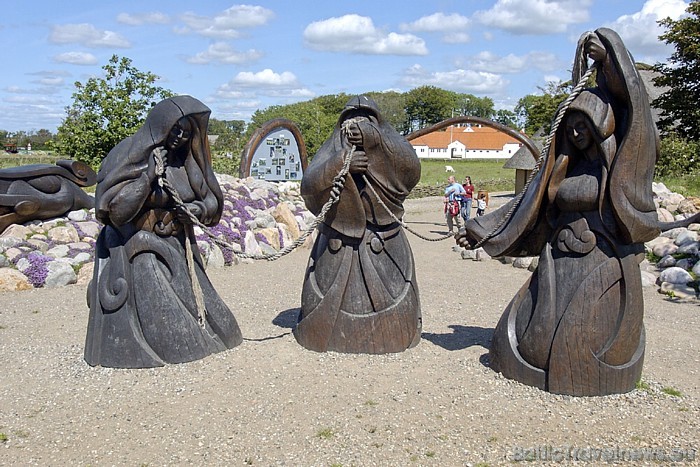 Pie ieejas Ribes vikingu centrā apmeklētājus sagaida vikingu sievu skulptūras
Foto: Ribe Viking Centre Pie ieejas Ribes vikingu centrā apmeklētājus sagaida vikingu sievu skulptūras
Foto: Ribe Viking Centre 51449