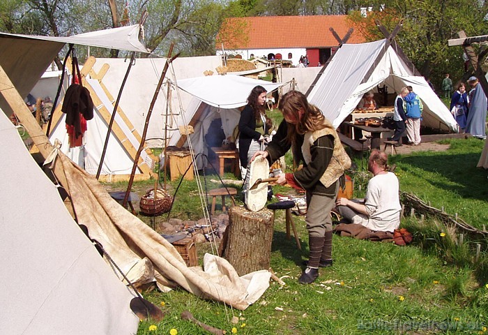 Katru gadu no 01.-09.05. Ribes vikingu centrā notiek lielākais vikingu gadatirgus pasaulē - tas vienlaicīgi ir arī vikingu centra sezonas atklāšanas p Katru gadu no 01.-09.05. Ribes vikingu centrā notiek lielākais vikingu gadatirgus pasaulē - tas vienlaicīgi ir arī vikingu centra sezonas atklāšanas p 51450