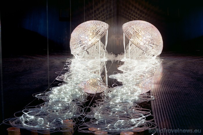 Austrijā, netālu no Insbrukas atrodas Swarovski kristālu kalns - mistiski skaists objekts, kurā apkopotas kristālu un mākslas izstādes
Foto: © Swarov Austrijā, netālu no Insbrukas atrodas Swarovski kristālu kalns - mistiski skaists objekts, kurā apkopotas kristālu un mākslas izstādes
Foto: © Swarov 51739
