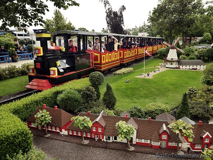 Parka Minizeme pieejama apmeklētājiem arī ziemā - Ziemassvēku pasākumos tur notiek svētku tirdziņi un atrakcijas
Foto: © Legoland Parka Minizeme pieejama apmeklētājiem arī ziemā - Ziemassvēku pasākumos tur notiek svētku tirdziņi un atrakcijas
Foto: © Legoland 52134