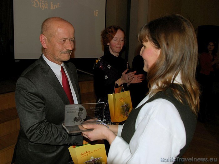 Nominācijā Dižā kolekcija Kurzemē 2010 uzvarēja Kurzemes cietokšņa muzejs. Balvu saņem muzeja īpašnieks Ilgvars Brucis Nominācijā Dižā kolekcija Kurzemē 2010 uzvarēja Kurzemes cietokšņa muzejs. Balvu saņem muzeja īpašnieks Ilgvars Brucis 52624