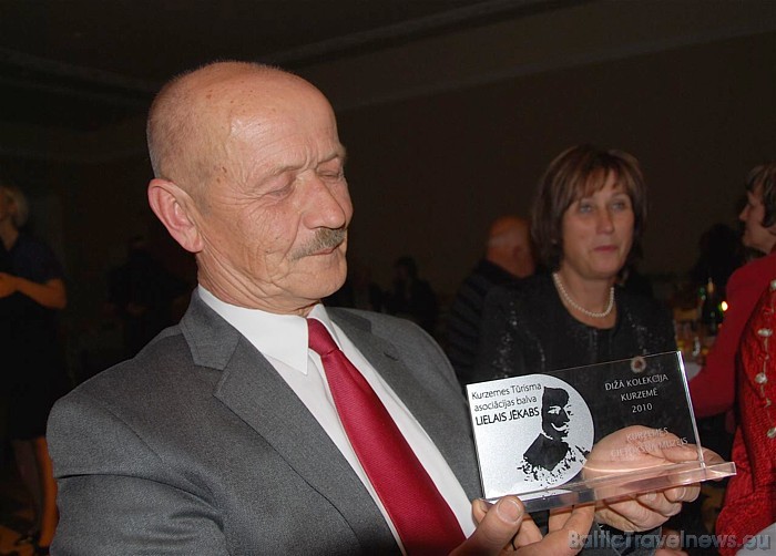 Kurzemes cietokšņa muzeja īpašnieks Ilgvars Brucis ar kundzi Rutu pēta iegūto balvu Lielais Jēkabs. Šogad tāpat kā citus gadus, balvu veido stikla sta Kurzemes cietokšņa muzeja īpašnieks Ilgvars Brucis ar kundzi Rutu pēta iegūto balvu Lielais Jēkabs. Šogad tāpat kā citus gadus, balvu veido stikla sta 52631