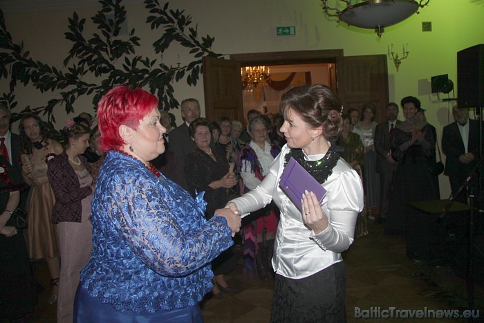 Piļu un muižu asociācijas akcijas «Apceļosim Latvijas pilis!» noslēguma pasākums Mālpils muižā - balvu pasniegšana no Dikļu pils Piļu un muižu asociācijas akcijas «Apceļosim Latvijas pilis!» noslēguma pasākums Mālpils muižā - balvu pasniegšana no Dikļu pils 52746