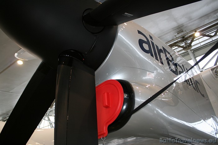 Bombardier Q400 NextGen patērē par 30-40% mazāk degvielas nekā salīdzināmās reaktīvās vai vecākas turbopropelleru lidmašīnas Bombardier Q400 NextGen patērē par 30-40% mazāk degvielas nekā salīdzināmās reaktīvās vai vecākas turbopropelleru lidmašīnas 52899