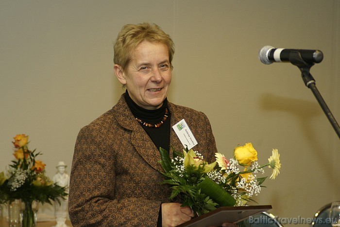 «Gada cilvēks tūrismā 2010» laureāte tūrisma informācijas centru vidū ir Līvānu TIC vadītāja Astērija Vucēna «Gada cilvēks tūrismā 2010» laureāte tūrisma informācijas centru vidū ir Līvānu TIC vadītāja Astērija Vucēna 52927
