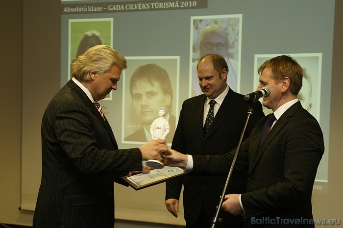 «Gada cilvēks tūrismā 2010» laureāts absolūtajā kategorijā ir bijušais Rīgas pilsētas vicemērs Ainārs Šlesers par «Live Rīga» ideju un tās īstenošanu «Gada cilvēks tūrismā 2010» laureāts absolūtajā kategorijā ir bijušais Rīgas pilsētas vicemērs Ainārs Šlesers par «Live Rīga» ideju un tās īstenošanu 52936