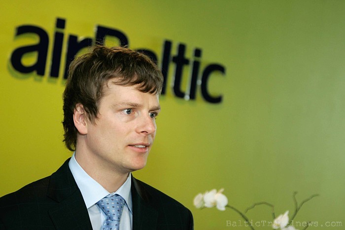 airBaltic profesionāļu darbam ēnu dienā sekoja līdzi 42 ēnas, vēsta Jānis Vanags, airBaltic Korporatīvo komunikāciju viceprezidents airBaltic profesionāļu darbam ēnu dienā sekoja līdzi 42 ēnas, vēsta Jānis Vanags, airBaltic Korporatīvo komunikāciju viceprezidents 55607