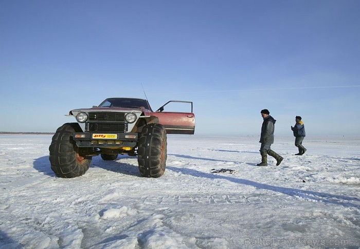 19.02.2011 atklāta ledus šoseja, kas savieno Rohukülaostu Igaunijas krastā ar Hījumā salu
Foto: Visit Estonia/Jarek Jõepera 19.02.2011 atklāta ledus šoseja, kas savieno Rohukülaostu Igaunijas krastā ar Hījumā salu
Foto: Visit Estonia/Jarek Jõepera 55875