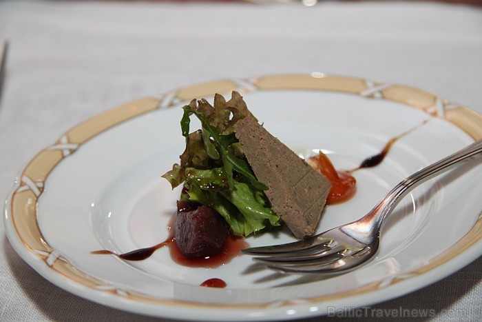 Kompliments no restorāna šefpavāra - pastēte ar plūmēm un zaļumiem  (www.grotthusshotel.com) 56749