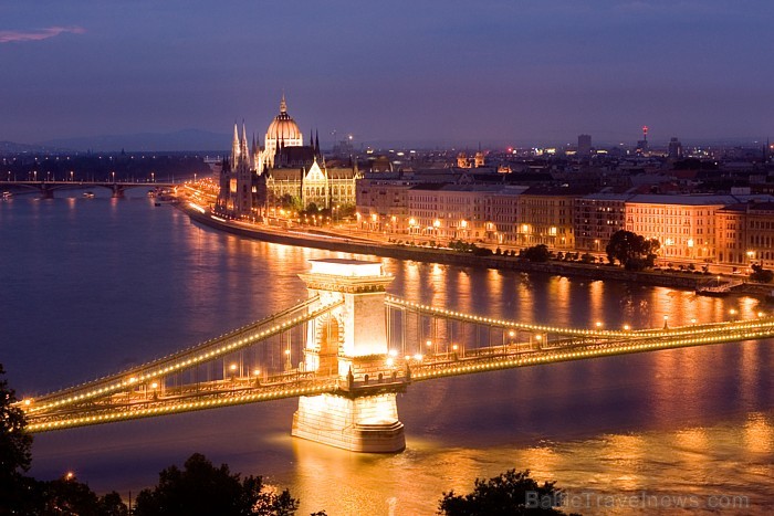 Budu ar Peštu savieno pavisam deviņi tilti, bet visvecākais no tiem ir Ķēdes tilts (Lánchíd)
Foto: Hungary.com Budu ar Peštu savieno pavisam deviņi tilti, bet visvecākais no tiem ir Ķēdes tilts (Lánchíd)
Foto: Hungary.com 57589
