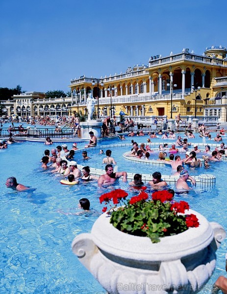 Termālo minerālūdens baseinu komplekss (Széchenyi Bath and Spa) ir viens no lielākajiem Eiropā
Foto: Hungary.com Termālo minerālūdens baseinu komplekss (Széchenyi Bath and Spa) ir viens no lielākajiem Eiropā
Foto: Hungary.com 57602