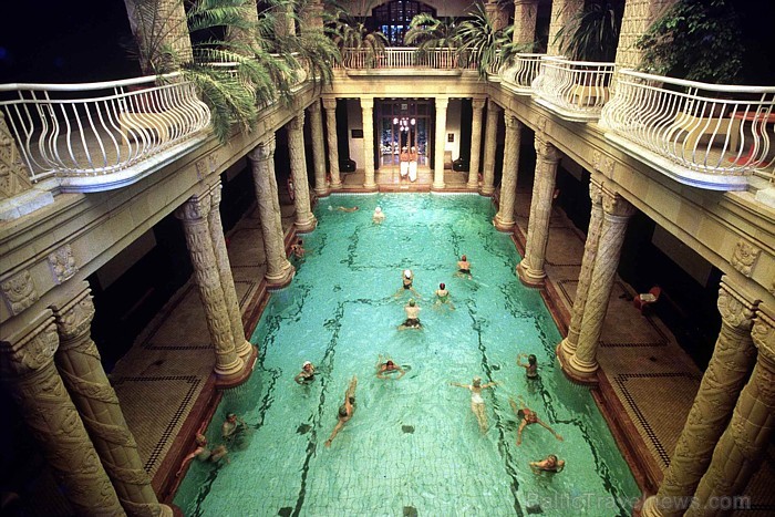 Gellért Baths and Spa ir viens no vispieprasītākajiem kompleksiem Budapeštā. Tas ir dekorēts ar bagātīgām, oriģinālām jūgendstila mēbelēm, mākslas moz Gellért Baths and Spa ir viens no vispieprasītākajiem kompleksiem Budapeštā. Tas ir dekorēts ar bagātīgām, oriģinālām jūgendstila mēbelēm, mākslas moz 57603