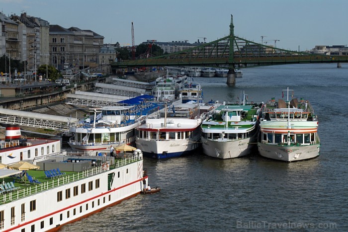 Budapeštu arī var iepazīt dodoties ekskursijas braucienā pa Donavas upi, vai arī izbraukt nedaudz tālāk un apskatīt kādu tūrisma objektu mazliet ārpus Budapeštu arī var iepazīt dodoties ekskursijas braucienā pa Donavas upi, vai arī izbraukt nedaudz tālāk un apskatīt kādu tūrisma objektu mazliet ārpus 57606