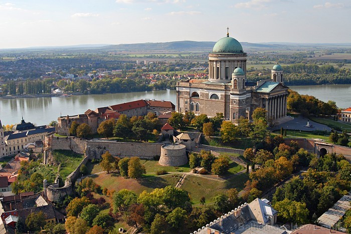 Lielākā Ungārijas baznīca Esztergom tika pārbūvēta klasiskā stilā 19. gadsimtā
Foto: Hungary.com Lielākā Ungārijas baznīca Esztergom tika pārbūvēta klasiskā stilā 19. gadsimtā
Foto: Hungary.com 57608