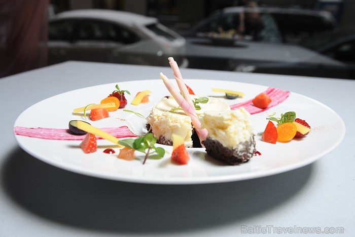 Rīgas restorāna Provansa ceptā siera kūka ar upeņu balzāmu (www.RestoransProvansa.lv, Strēlnieku ielā 1a) Foto: Provansa Rīgas restorāna Provansa ceptā siera kūka ar upeņu balzāmu (www.RestoransProvansa.lv, Strēlnieku ielā 1a) Foto: Provansa 57613