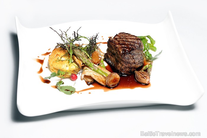 Latvijas liellopa filejas steiks ar kartupeļu suflē, glazētiem šalotes sīpoliem un sarkanvīna mērci
(www.RestoransProvansa.lv) Foto: Provansa Latvijas liellopa filejas steiks ar kartupeļu suflē, glazētiem šalotes sīpoliem un sarkanvīna mērci
(www.RestoransProvansa.lv) Foto: Provansa 57617