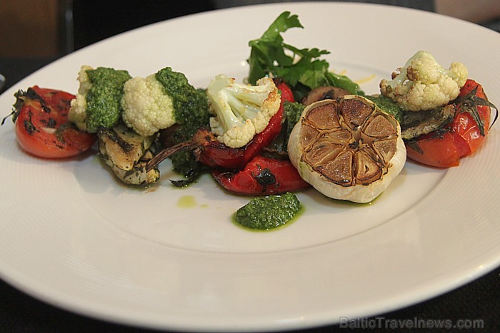 Zivju restorāns «Le Dome» (www.zivjurestorans.lv) - Grillētu dārzeņu salāti ar garšaugu pesto mērci Zivju restorāns «Le Dome» (www.zivjurestorans.lv) - Grillētu dārzeņu salāti ar garšaugu pesto mērci 57970