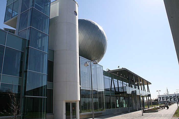 Zinātnes centram ir divas izstāžu zāles – Tartu un Tallinā. Abās vietās ir arī savs 4D piedzīvojumu kino. Vairāk informācijas: www.ahhaa.ee Zinātnes centram ir divas izstāžu zāles – Tartu un Tallinā. Abās vietās ir arī savs 4D piedzīvojumu kino. Vairāk informācijas: www.ahhaa.ee 59422