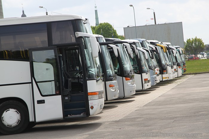 Vesela virkne autobusu gaida uz tūristiem 60622