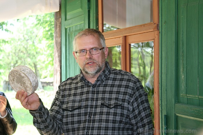 Valdis ir viensētas saimnieks, taču kopumā Siernieku namā patlaban ir apvienojušies četri vietējie siera darinātāji Valdis ir viensētas saimnieks, taču kopumā Siernieku namā patlaban ir apvienojušies četri vietējie siera darinātāji 61781