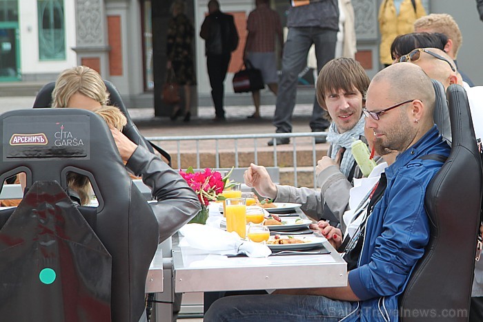 Atsauksmes un citu informāciju par gaisa restorānu Dinner in the Sky® skatiet mūsu sociālajā tīklā - Facebook.com/Travelnews.lv Atsauksmes un citu informāciju par gaisa restorānu Dinner in the Sky® skatiet mūsu sociālajā tīklā - Facebook.com/Travelnews.lv 62034