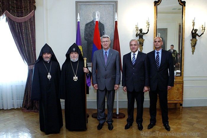 Armēņu apustuliskā baznīcas patriarhs Katolikosa Karekina II, Latvijas valsts Prezidenta Valdis Zatlers, Armēnijas vēstnieks Latvijā un Latvijas armēņ 62992