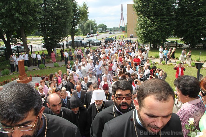 Armēņu apustuliskā baznīca un Latvijas armēņu kopiena iesvēta savu dievnamu kopā patriarhu Katolikosa Karekina II. 63034