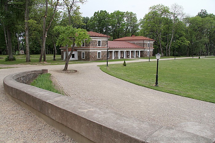 Muižas ansamblī ir 16 ēkas, 28,1 ha liels parks, dīķi 63203