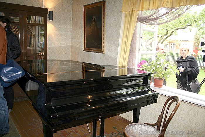 Ne visi muzejā esošie mūzikas instrumenti gluži nav no tā laika, taču tie ļauj skanēt Čurļoņa radītajām mūzikas skaņām arī tagad Ne visi muzejā esošie mūzikas instrumenti gluži nav no tā laika, taču tie ļauj skanēt Čurļoņa radītajām mūzikas skaņām arī tagad 64921