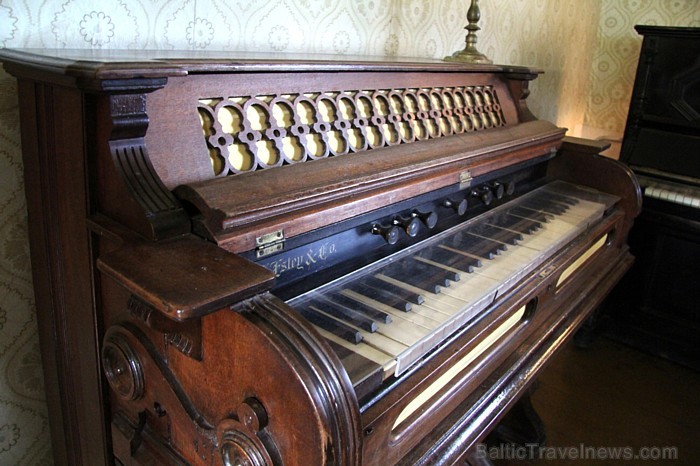 Muzejā var aplūkot autentisko pianīnu un harmoniju, uz kuras spēlēja komponists un citi viņa ģimenes locekļi Muzejā var aplūkot autentisko pianīnu un harmoniju, uz kuras spēlēja komponists un citi viņa ģimenes locekļi 64926