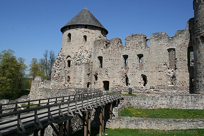 Lai piedalītos Dižajā Baltijas apceļošanas projektā ir nepieciešams nofotogrāfēties uz senā tilta, kas ved uz pilsdrupām Lai piedalītos Dižajā Baltijas apceļošanas projektā ir nepieciešams nofotogrāfēties uz senā tilta, kas ved uz pilsdrupām 65265