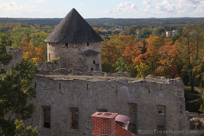 No 24.09.2011 atkal ir iespēja uzkāpt Jaunās pils Lādemahera tornī un baudīt Cēsu panorāmu www.tourism.cesis.lv No 24.09.2011 atkal ir iespēja uzkāpt Jaunās pils Lādemahera tornī un baudīt Cēsu panorāmu www.tourism.cesis.lv 67359