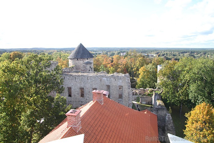 No 24.09.2011 atkal ir iespēja uzkāpt Jaunās pils Lādemahera tornī un baudīt Cēsu panorāmu www.tourism.cesis.lv No 24.09.2011 atkal ir iespēja uzkāpt Jaunās pils Lādemahera tornī un baudīt Cēsu panorāmu www.tourism.cesis.lv 67364