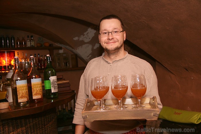 Vecrīgas restorānu Taverna ir pavisam viegli sameklēt - Pulvertornis un iepretim lielgabalam pagrabā ir latgaļu un latviešu restorāns Vecrīgas restorānu Taverna ir pavisam viegli sameklēt - Pulvertornis un iepretim lielgabalam pagrabā ir latgaļu un latviešu restorāns 69224