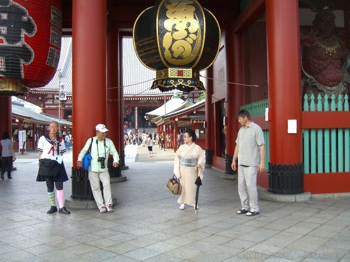 Pie Asakusa Kannon Tempļa, kas ir vecākais un populārākais budistu templis Tokijā (Foto: Guna Ķibere) Pie Asakusa Kannon Tempļa, kas ir vecākais un populārākais budistu templis Tokijā (Foto: Guna Ķibere) 70565