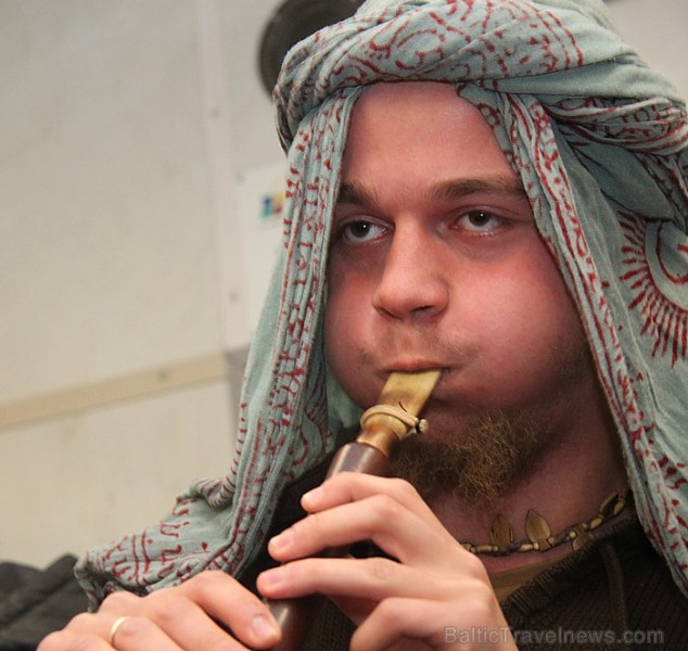 Uzbeku virtuves restorāna «Uzbekistāna» viesus vilcienā priecēja brīvmākslinieki, kuri pēc tam diedelēja sīknaudu par priekšnesumu Uzbeku virtuves restorāna «Uzbekistāna» viesus vilcienā priecēja brīvmākslinieki, kuri pēc tam diedelēja sīknaudu par priekšnesumu 73051