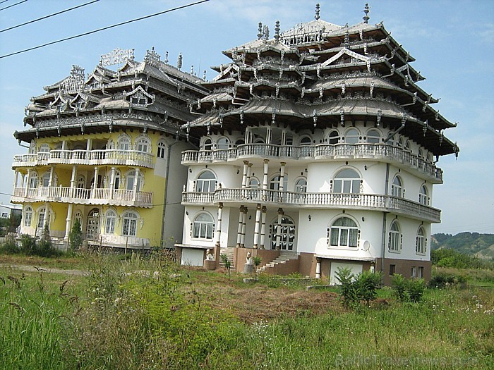Grandiozās čigānu mājas. Foto: Remiro Travel 72981