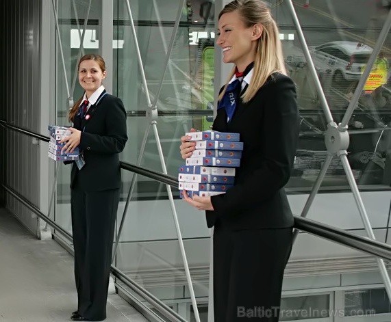 Pasažieriem, kas lidoja Czech Airlines svētku brauciena tika sarupēti īpaši pārsteigumi, gan sagaidot lidojumu, gan paša lidojuma laikā - www.czechai Pasažieriem, kas lidoja Czech Airlines svētku brauciena tika sarupēti īpaši pārsteigumi, gan sagaidot lidojumu, gan paša lidojuma laikā - www.czechai 73464
