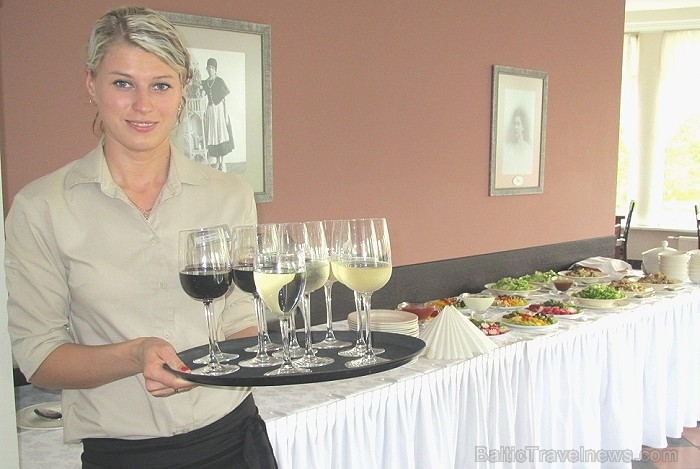Baudi Rēzeknes vasaras noskaņas viesnīcas Kolonna Hotel Rēzekne restorāna Rozālija jaunajā vasaras terasē (Foto: www.hotelkolonna.com) Baudi Rēzeknes vasaras noskaņas viesnīcas Kolonna Hotel Rēzekne restorāna Rozālija jaunajā vasaras terasē (Foto: www.hotelkolonna.com) 75860