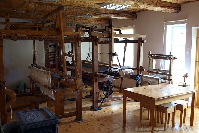 Studijas telpās gaidīts ikviens. Zinātkārais - aplūkot darbiņus, bet aust alkstošais - pats izmēģināt darba tapšanas procesu Studijas telpās gaidīts ikviens. Zinātkārais - aplūkot darbiņus, bet aust alkstošais - pats izmēģināt darba tapšanas procesu 76948