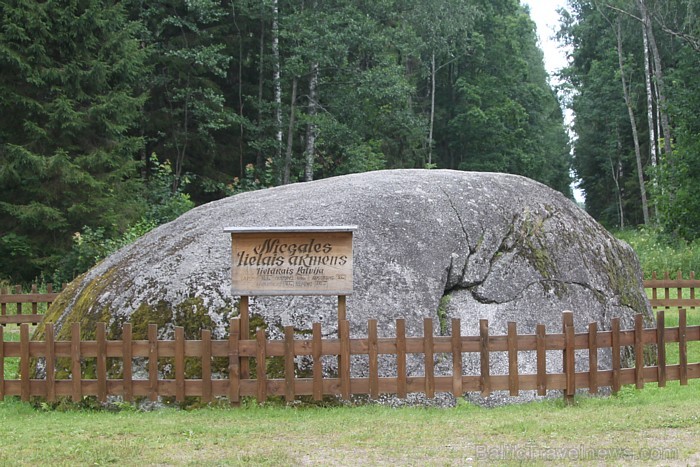 Latvijas lielākais laukakmens atrodas Daugavpils tuvumā - Nīcgales Lielais akmens jeb latgaļu valodā to sauc par Neicgalis Lelais akmins. Foto sponsor Latvijas lielākais laukakmens atrodas Daugavpils tuvumā - Nīcgales Lielais akmens jeb latgaļu valodā to sauc par Neicgalis Lelais akmins. Foto sponsor 78996
