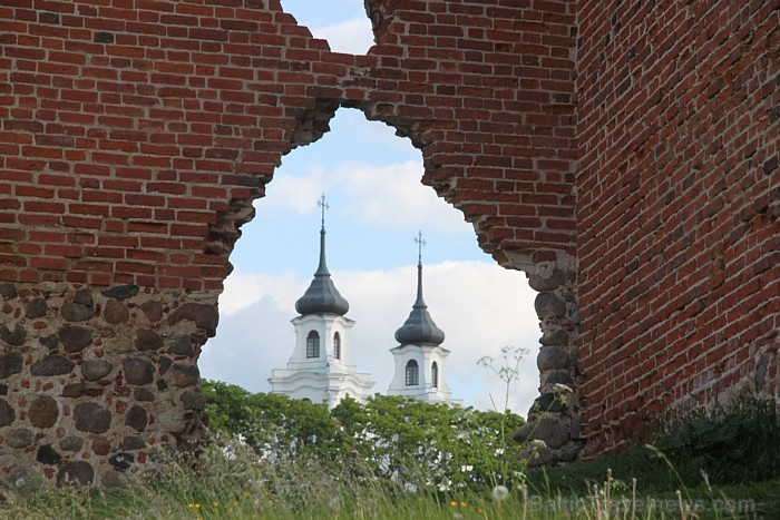 Ludzas pilskalns ar Livonijas ordera pils drupām: gruzīna un latgalietes kāzas - vairāk www.Fb.com/Travelnews.lv Ludzas pilskalns ar Livonijas ordera pils drupām: gruzīna un latgalietes kāzas - vairāk www.Fb.com/Travelnews.lv 79408