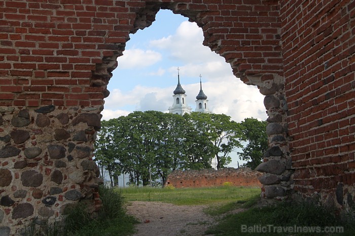 Ludzas pilskalns ar Livonijas ordera pils drupām: gruzīna un latgalietes kāzas - vairāk www.Fb.com/Travelnews.lv Ludzas pilskalns ar Livonijas ordera pils drupām: gruzīna un latgalietes kāzas - vairāk www.Fb.com/Travelnews.lv 79411