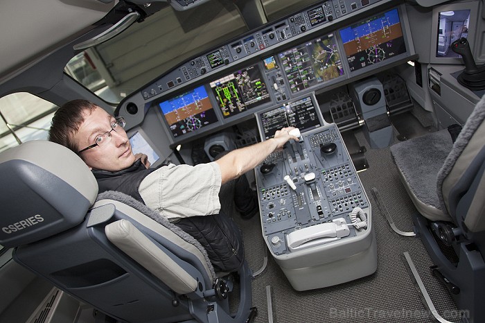 airBaltic demonstrē Bombardier Cseries 300 lidmašīnas pilotu kabīnes modeli Foto: Ingus Evertovskis, www.fotoprojekts.lv airBaltic demonstrē Bombardier Cseries 300 lidmašīnas pilotu kabīnes modeli Foto: Ingus Evertovskis, www.fotoprojekts.lv 79465