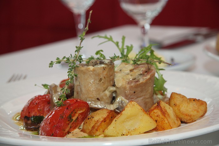 Cūkgaļas filejas rullīši ar dārzeņu-siera pildījumu, sēņu mērcīti un 
krāsnī ceptiem rozmarīna kartupelīšiem
 - www.hotelavalon.eu 79792