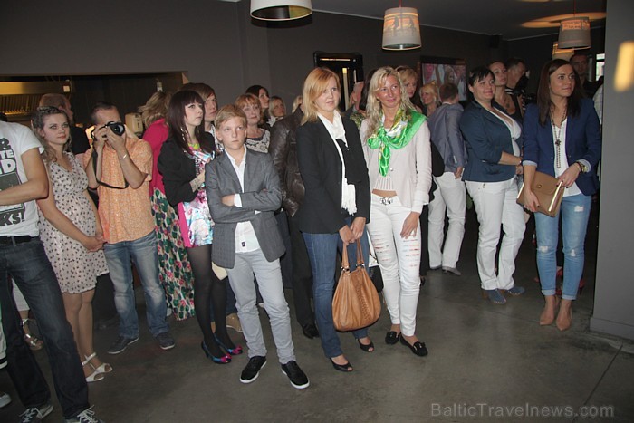 Roberto Meloni & Jenny May prezentē jaunā singla «Paslēpes» videoklipu restorānā «Kitchen». Foto sponsors: www.restaurantkitchen.lv Roberto Meloni & Jenny May prezentē jaunā singla «Paslēpes» videoklipu restorānā «Kitchen». Foto sponsors: www.restaurantkitchen.lv 81254