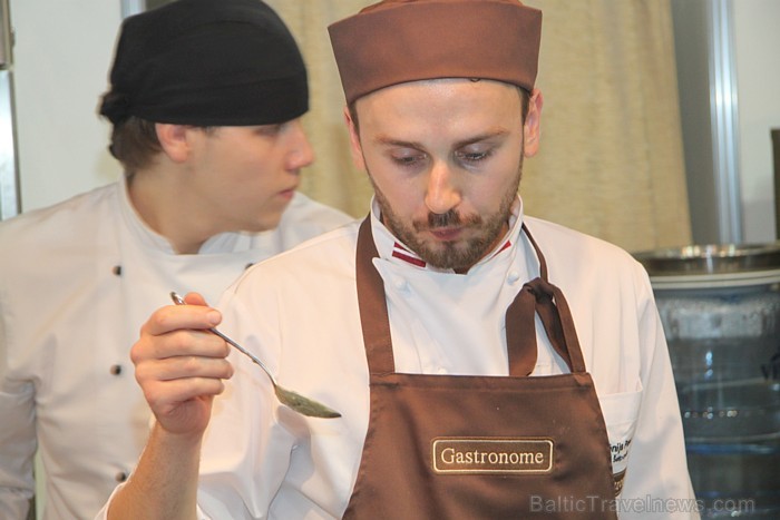 Pavāru konkurss «Latvijas 2012. gada pavārs» pārtikas izstādē «Riga Food 2012». Foto sponsors: www.pavaruklubs.lv Pavāru konkurss «Latvijas 2012. gada pavārs» pārtikas izstādē «Riga Food 2012». Foto sponsors: www.pavaruklubs.lv 81923