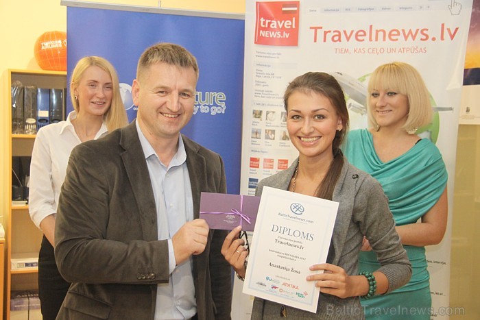 Foto konkursa MIS VASARA 2012 Dikļu pils (www.diklupils.lv ) simpātijas balvu Anastasijai Žosai pasniedz BalticTravelnews.com direktors Aivars Mackevi Foto konkursa MIS VASARA 2012 Dikļu pils (www.diklupils.lv ) simpātijas balvu Anastasijai Žosai pasniedz BalticTravelnews.com direktors Aivars Mackevi 82441